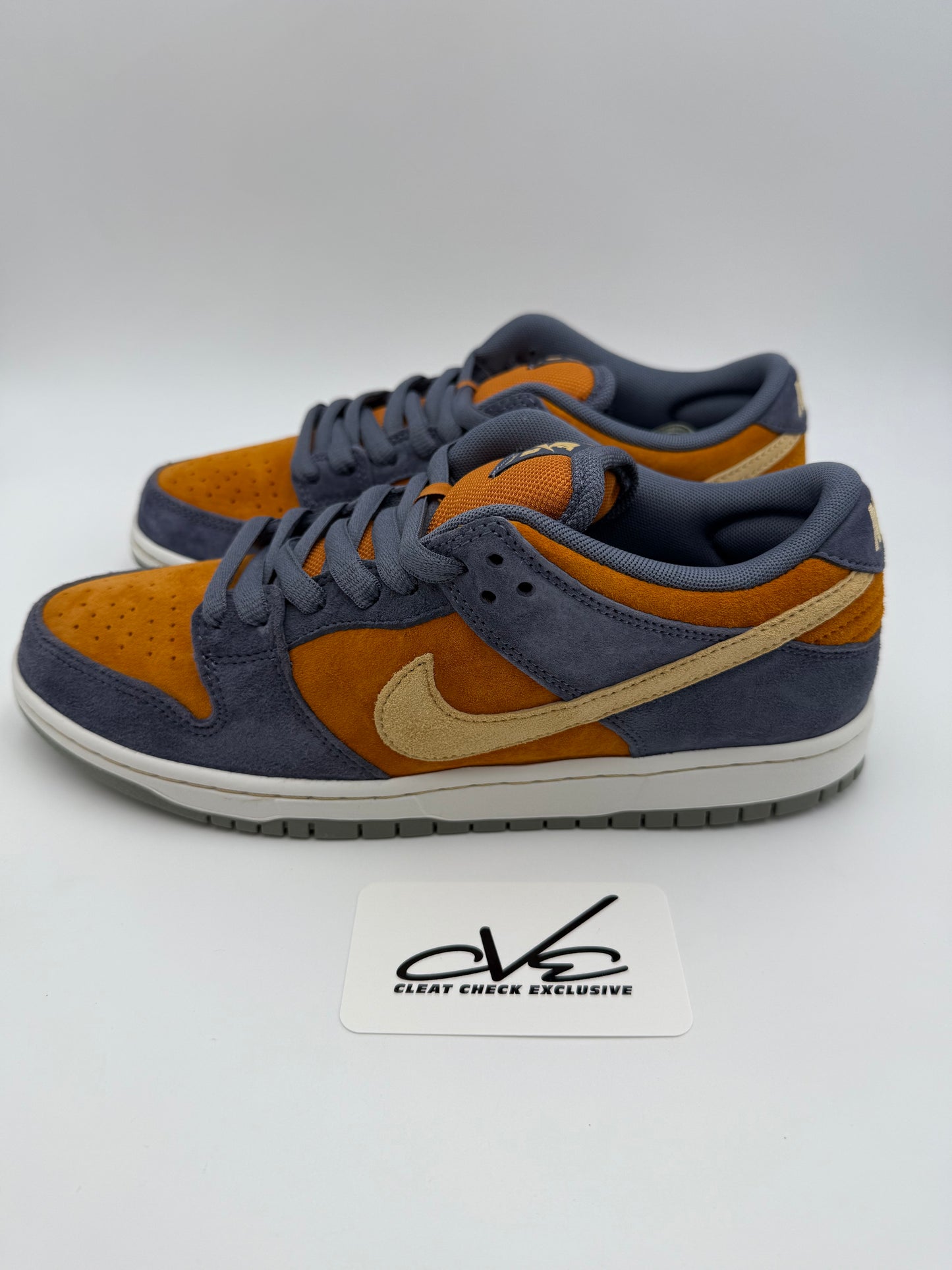 DUNK LOW SB ‘LIGHT CARBON MONARCH’